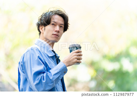 一個穿著工作服的男人很擔心 一個穿著工作服的男人很擔心 112987977