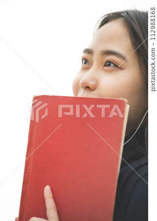 手裡拿著紅書學習的高中女孩 手裡拿著紅書學習的高中女孩 112988168