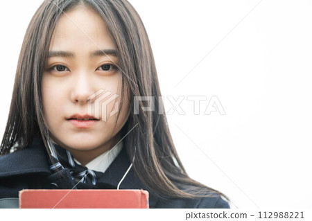 拿著一本紅色書的高中女孩 112988221