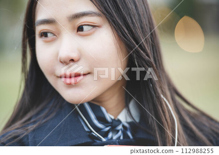 A woman listening to music 112988255