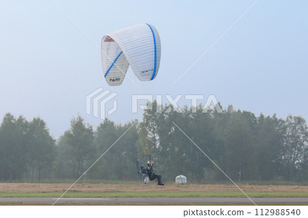 飛行在天空的馬達滑翔傘 112988540