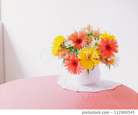 杯子裡的非洲菊 112988545