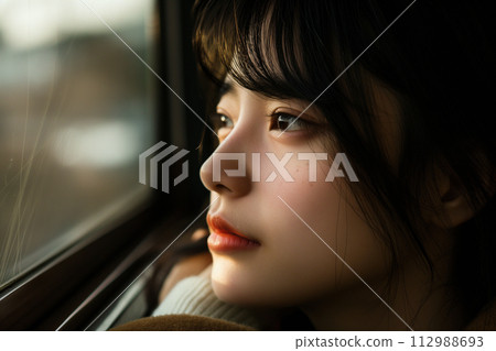 一個女人在火車上陷入沉思 112988693