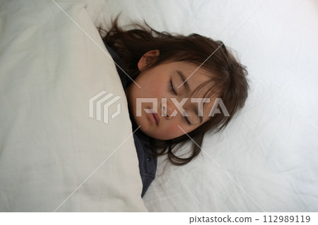 安寧的睡眠:小睡時女孩的安寧 安寧的睡眠:小睡時女孩的安寧 112989119