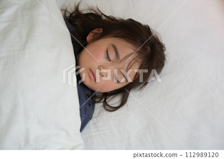 安寧的睡眠：小睡時女孩的安寧 112989120