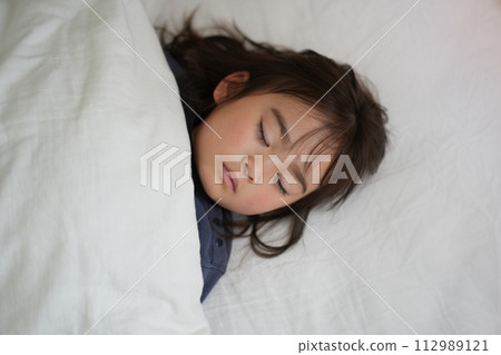 安寧的睡眠：小睡時女孩的安寧 112989121
