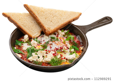 Pan of middle eastern dish shakshuka with toasts 112989291
