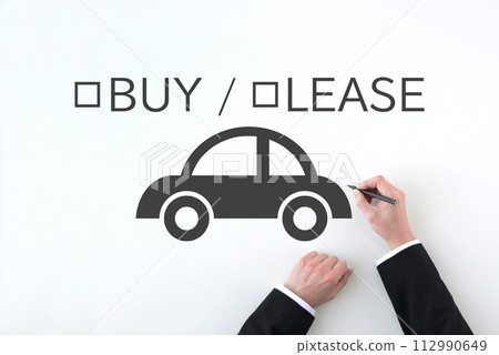 Image of choosing between buying or leasing a car 112990649