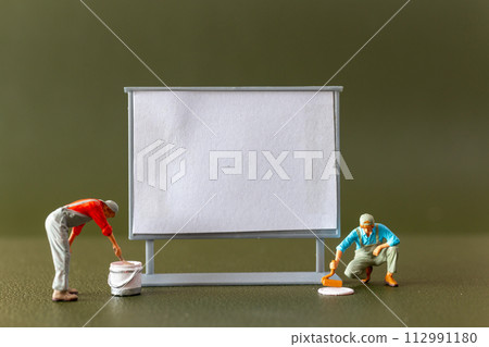 Tiny figures , A blank canvas and an imaginative artist brainstorming ideas in an art class or studio 112991180