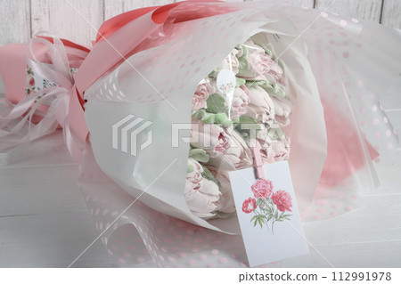 Bouquet of marshmallows. Homemade marshmallows. Marshmallow tulips. Marshmallow flowers. Greeting card with place for text. Bouquet of marshmallows. Homemade marshmallows. Marshmallow tulips. Marshmallow flowers. Greeting card with place for text. 112991978