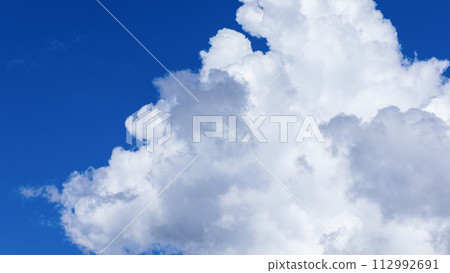 盛夏藍天出現的積雨雲（積雨雲） 112992691