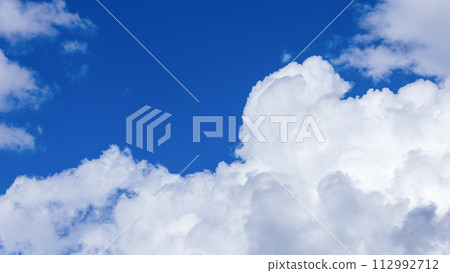 盛夏藍天出現的積雨雲（積雨雲） 112992712