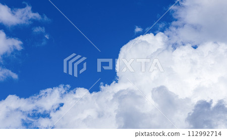 盛夏藍天出現的積雨雲（積雨雲） 112992714