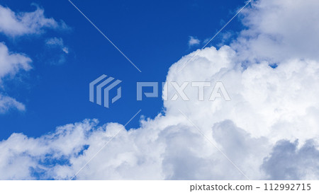 盛夏藍天出現的積雨雲（積雨雲） 112992715