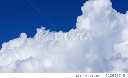 盛夏藍天出現的積雨雲（積雨雲） 112992748