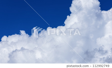 Cumulonimbus clouds (cumulonimbus clouds) that appear in the blue sky in midsummer 112992749