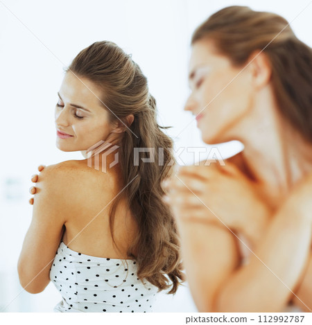 relaxed young woman in bathroom 112992787