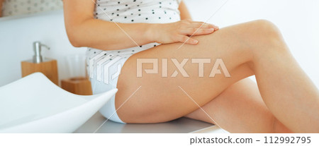Closeup on young woman checking leg skin softness 112992795