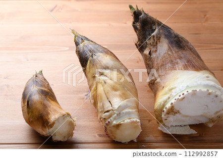 春天的味道：剛採摘的竹筍 112992857