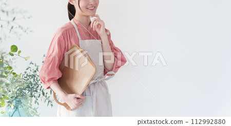 Thinking cafe clerk 112992880