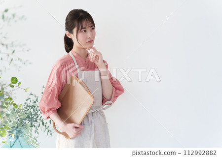 Thinking cafe clerk 112992882