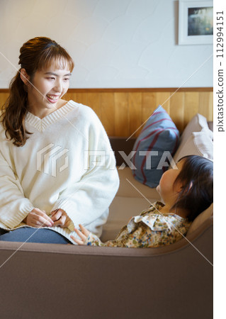 母親照顧她的孩子 母親照顧她的孩子 112994151