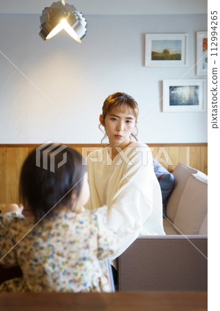 母親照顧她的孩子 母親照顧她的孩子 112994265
