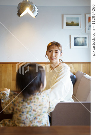 母親照顧她的孩子 母親照顧她的孩子 112994266