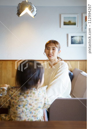 母親照顧她的孩子 母親照顧她的孩子 112994267