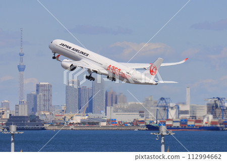 一架客機起飛上升。 112994662