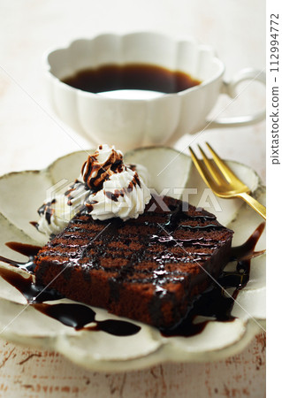 巧克力磅蛋糕和咖啡 112994772