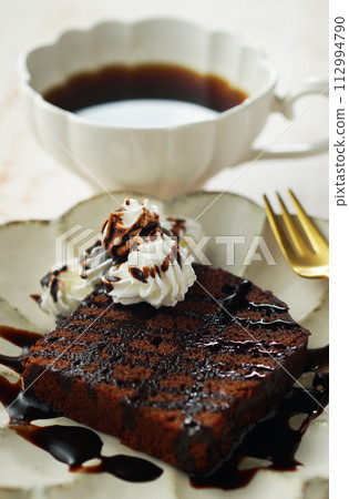 巧克力磅蛋糕和咖啡 112994790