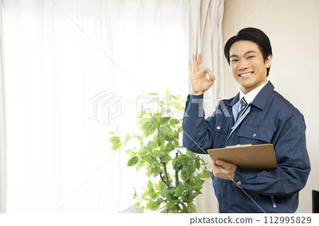一個男人在裝修工地打著 OK 的手勢 112995829