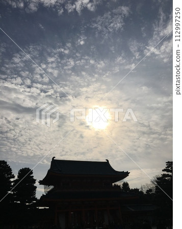 寺廟屋頂和日落 112997250
