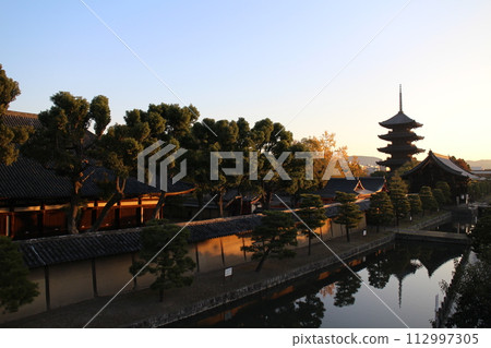京都,清晨的東寺,五層寶塔與秋葉 京都,清晨的東寺,五層寶塔與秋葉 112997305