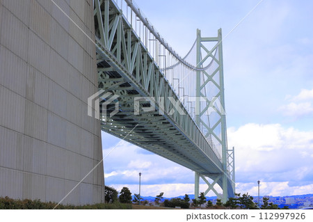從兵庫縣淡路市路邊車站淡路看到的明石海峽大橋 從兵庫縣淡路市路邊車站淡路看到的明石海峽大橋 112997926