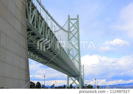 從兵庫縣淡路市路邊車站淡路看到的明石海峽大橋 從兵庫縣淡路市路邊車站淡路看到的明石海峽大橋 112997927