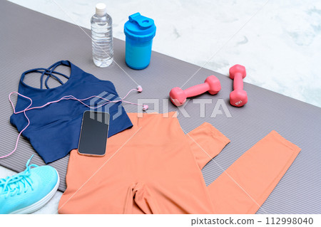 Item set for muscle training girls who are starting to exercise are lined up on a rug on the floor Women's wear Background material Background Item set for muscle training girls who are starting to exercise are lined up on a rug on the floor Women's wear Background material Background 112998040