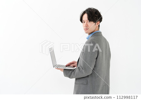 操作個人計算機的商人 112998117