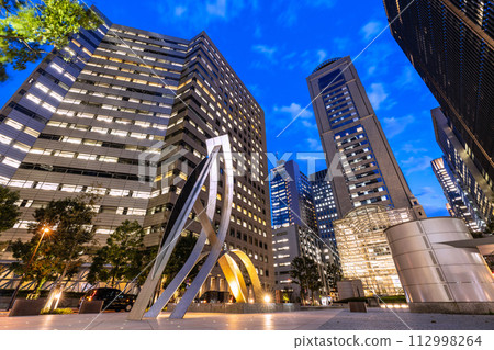 日本東京城市景觀：重生的大手町車站的新景觀。右邊的圓柱形是電梯 112998264