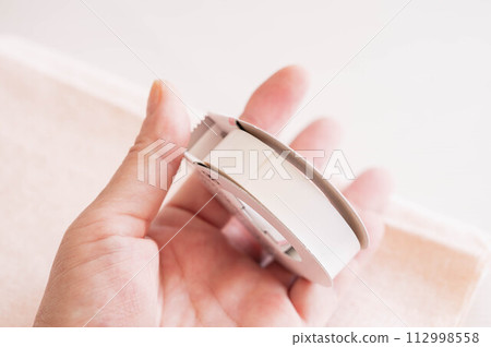 Double-sided tape for cloth held in hand 112998558