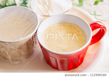 Pudding immediately after heating Pudding immediately after heating 112998580