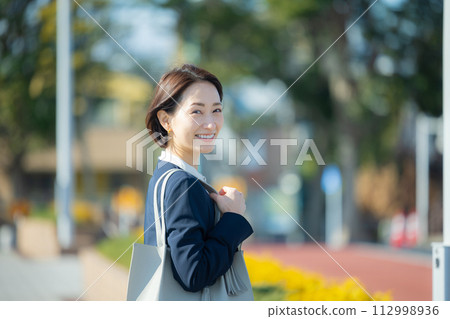 注視著天空的女商人 注視著天空的女商人 112998936
