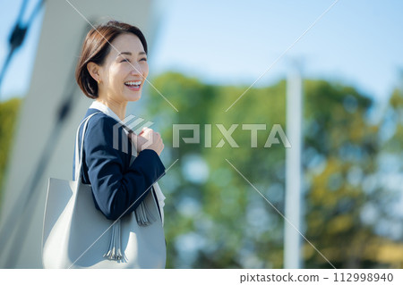 Business woman looking up at the sky 112998940