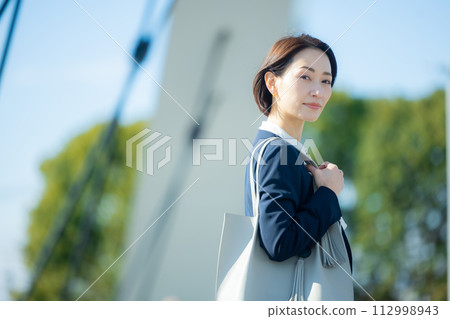 注視著天空的女商人 112998943