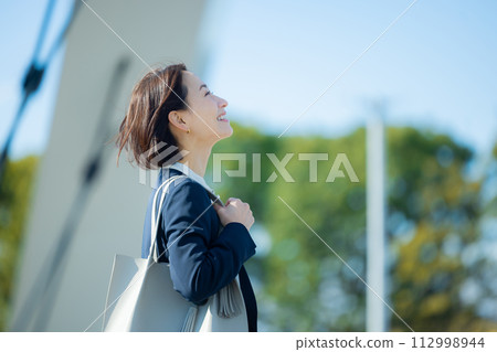 注視著天空的女商人 注視著天空的女商人 112998944