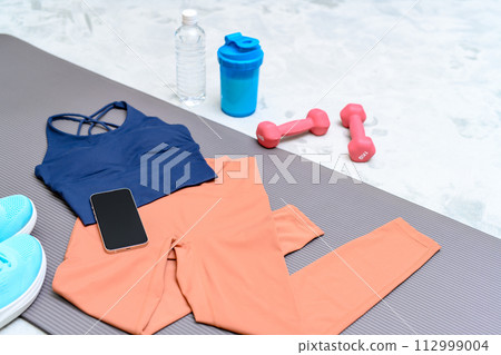 Item set for muscle training girls who are starting to exercise are lined up on a rug on the floor Women's wear Background material Background Item set for muscle training girls who are starting to exercise are lined up on a rug on the floor Women's wear Background material Background 112999004