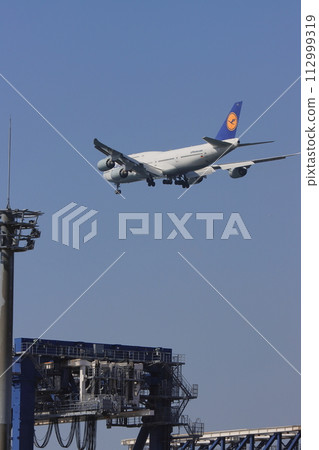 客機接近降落 112999319