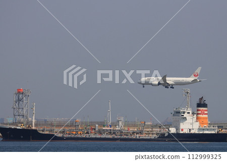 客機接近降落 客機接近降落 112999325