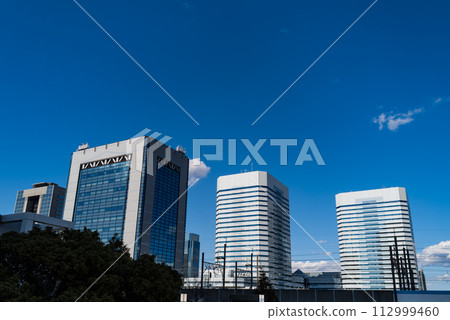 Blue sky and skyscraper 112999460